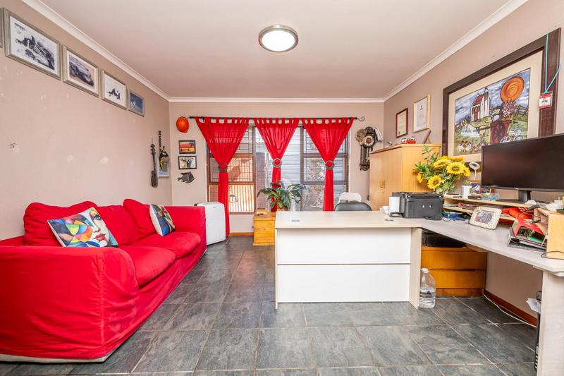 5 Bedroom Property for Sale in Morgenster Heights Western Cape
